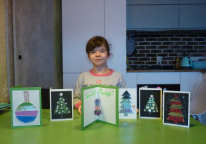 Maria Ryszka ze swoimi świątecznymi kartkami
